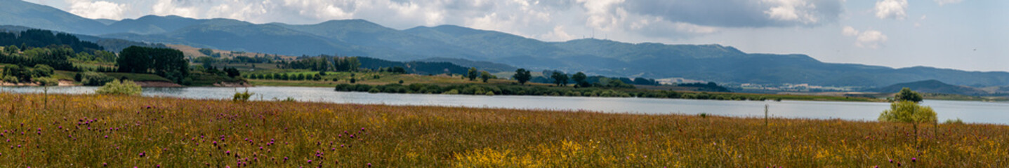 Paesaggio panoramico di lago nella Sila