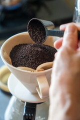 ドリッパーにコーヒー粉を入れる作業 タテ位置