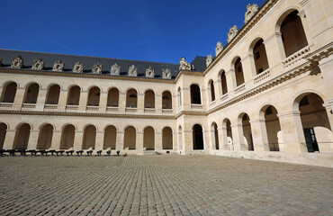 Fototapeta na wymiar The corner of the courtyard - The Army Museum, Paris, France