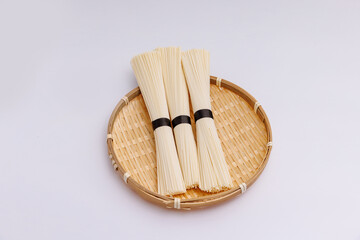 ざるに乗ったそうめん