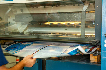 Operatore di macchina da stampa controlla il risultato - obrazy, fototapety, plakaty