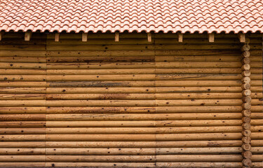 Patrón de troncos  de cabaña de madera en el bosque 