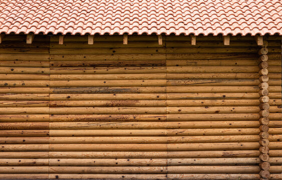 Patr&oacute;n de troncos  de caba&ntilde;a de madera en el bosque 