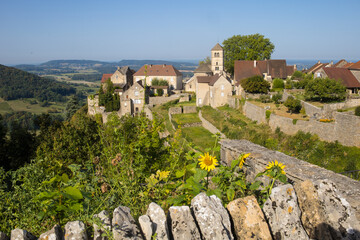 Berceau du célèbre Vin jaune, Château-Chalon veille sur ses vignes du haut de la falaise. Ce village classé parmi les plus beaux de france est dans le Jura en Franche Comté