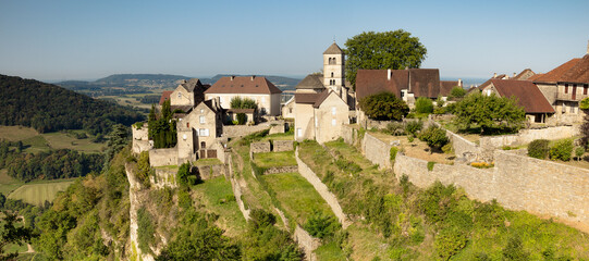 Berceau du célèbre Vin jaune, Château-Chalon veille sur ses vignes du haut de la falaise. Ce village classé parmi les plus beaux de france est dans le Jura en Franche Comté