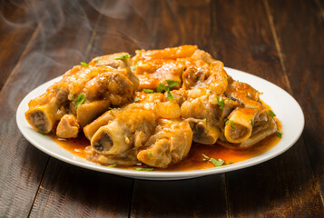 Manos de cerdo en salsa