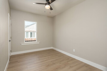 a empty residential room with a ceiling fan. Good for virtual staging and interior design - obrazy, fototapety, plakaty