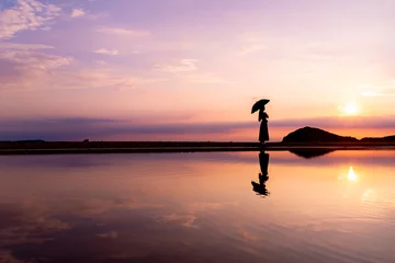 Fotobehang 夕暮れの父母ヶ浜を歩く女性 © URARA