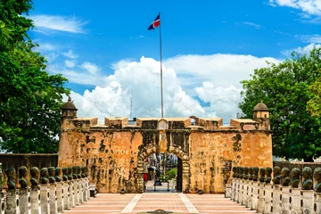 Fotobehang Oud gebouw Puerta del Conde, an ancient gate in Santo Domingo, the capital of Dominican Republic
