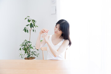Obraz na płótnie Canvas 指を触る日本人女性
