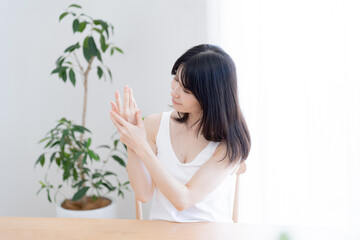 指を触る日本人女性