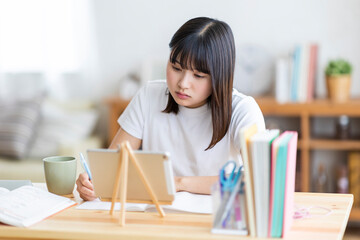 タブレットを使って勉強する学生