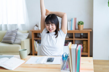 伸びをする女の子
