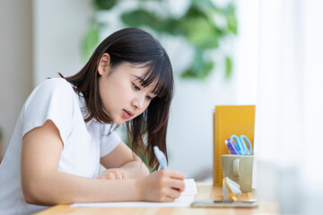 自宅で勉強する学生