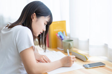自宅で勉強する学生