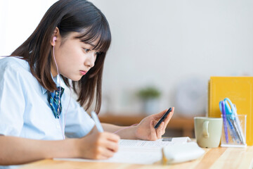 スマホで勉強する高校生