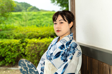 日本家屋にたたずむ浴衣の女性