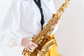 Fototapeta premium サックスを持つ日本人女性