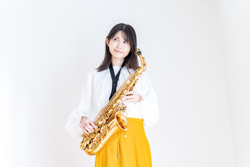 サックスを持つ日本人女性