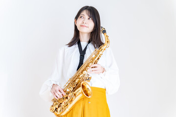 サックスを持つ日本人女性