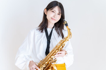 Fototapeta premium サックスを持つ日本人女性