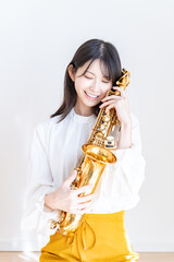 サックスを持つ日本人女性