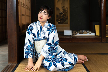 畳の上に座る浴衣の女性