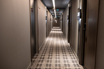 Couloir d'hôtel avec portes de plusieurs chambres de standing