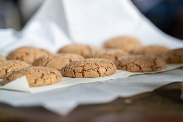 petits cookies sortant du four sur un plaque de cuisson