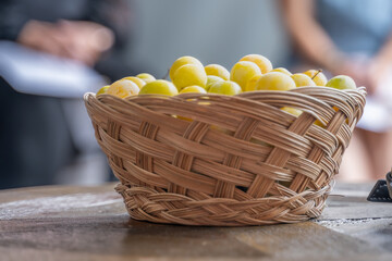 panier de mirabelles posé sur une table en bois