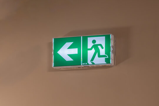 signal&eacute;tique lumineuse sortie de secours avec personnage vert