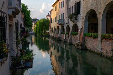 Fototapeta na wymiar The Buranelli canal, a beautiful view of the historic center of Treviso.