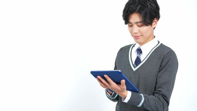 タブレットを使う男子学生