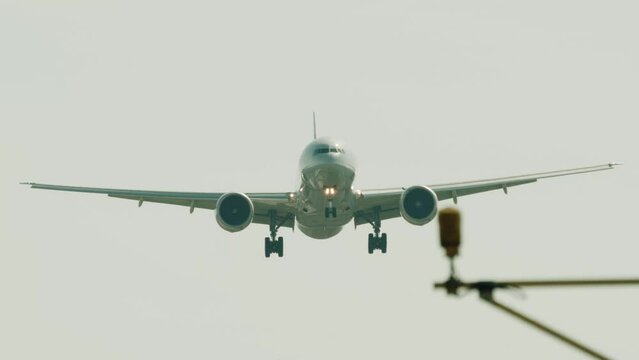Boeing 777 on a stable ILS approach towards London Heathrow