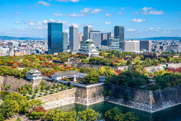 Fototapeta premium 大阪城天守閣と大阪ビジネスパークの高層ビル街（大阪府大阪市）