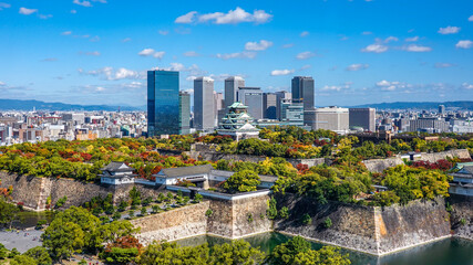 Obraz premium 大阪城天守閣と大阪ビジネスパークの高層ビル街（大阪府大阪市）