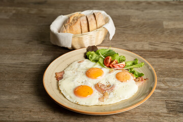 Bacon and eggs with vegetables and bread