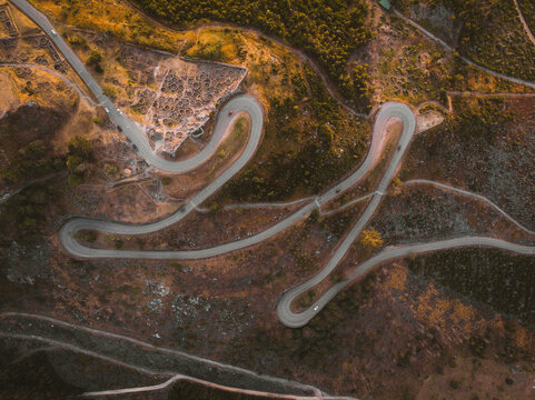 Espectacular vista a&eacute;rea de una serpenteante carretera de monta&ntilde;a en Galicia que atraviesa el antiguo castro celta de Santa Tecla, en medio de un impresionante paisaje natural.