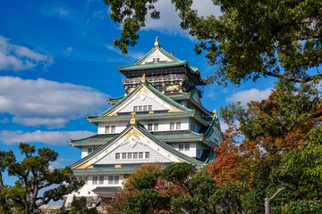 秋晴れの空と紅葉に彩られた大阪城天守閣（大阪府大阪市）