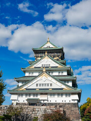秋晴れの空と紅葉に彩られた大阪城天守閣（大阪府大阪市）