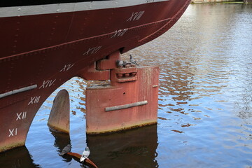 A ship's rudder and four pigeons