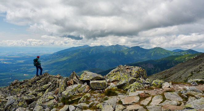 Widok na Tatry Zachodnie ze szlaku na Krywań