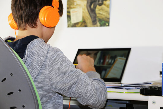 Symbolbild: Grundschüler arbeitet am Laptop