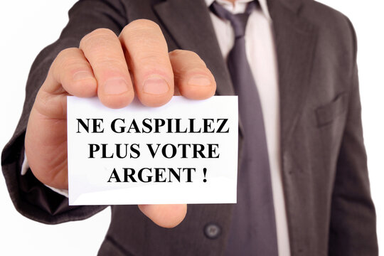 Homme d'affaires tenant une carte sur laquelle est &eacute;crit ne gaspillez plus votre argent