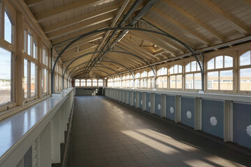 Obraz premium Typical English railway station structure. bridge over to train platform