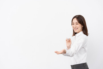 白シャツを着た日本人女性講師/授業をしている