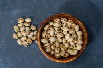 木の器に入ったピスタチオ