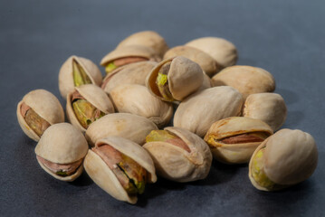 テーブルの上のピスタチオ