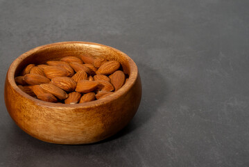 木の器に入ったアーモンド