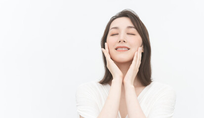 Fototapeta premium 美しいミドル女性のビューティーポートレート/白背景スタジオ撮影バストアップ